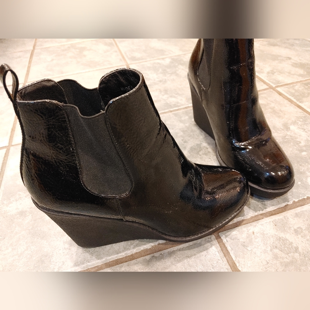 Shiny Black mark. booties, size 10